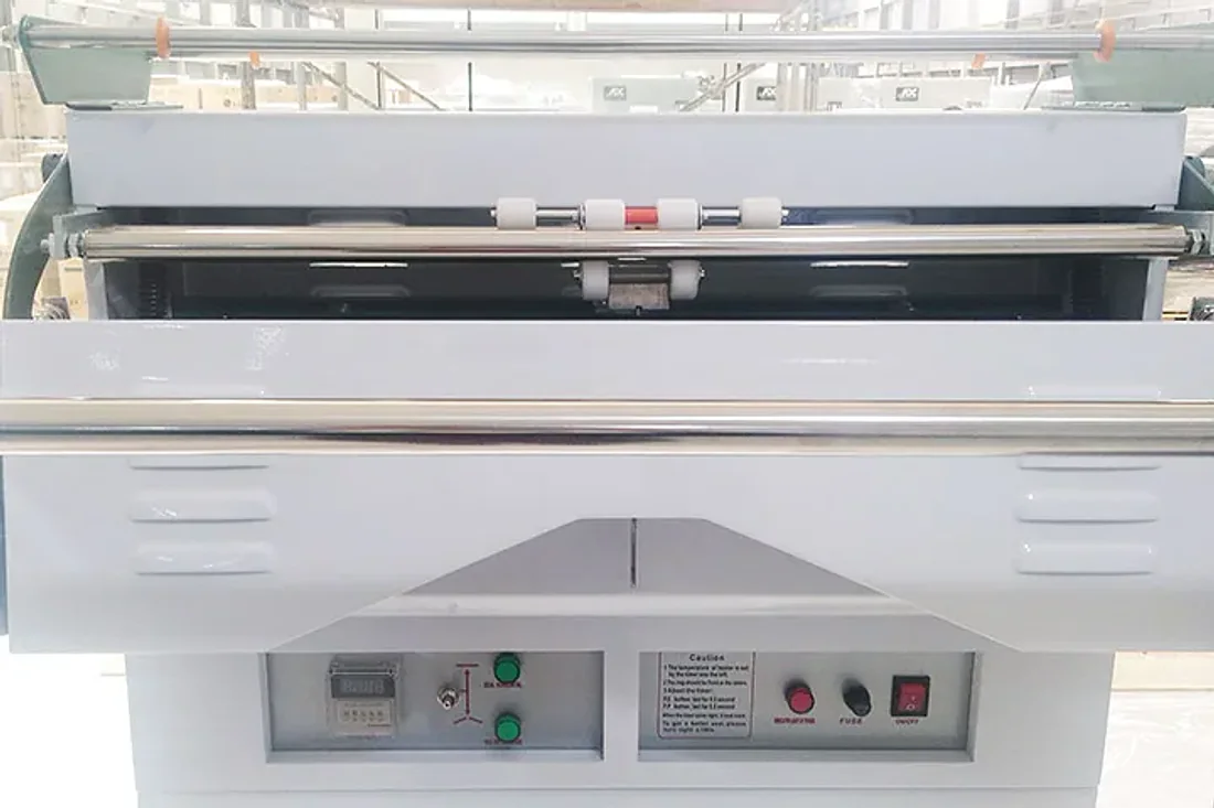 ERGONÓMICA · Máquina embolsadora de ropa Efamein EMP-21