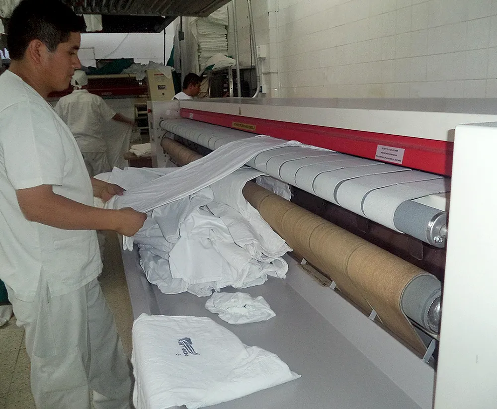 Calandria industrial Efamein en la lavandería del INEN
