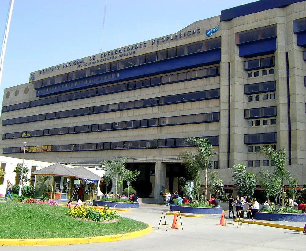 Frontis del Instituto Nacional de Enfermedades Neoplásicas