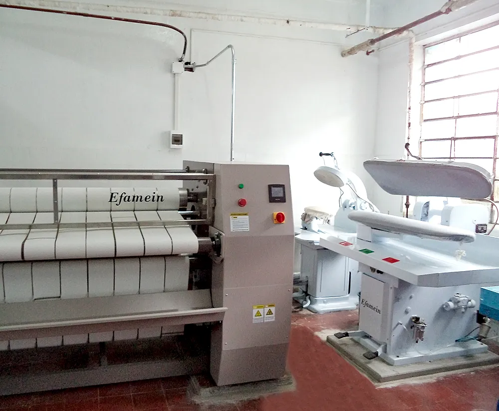 Lavadoras industriales de ropa en funcionamiento